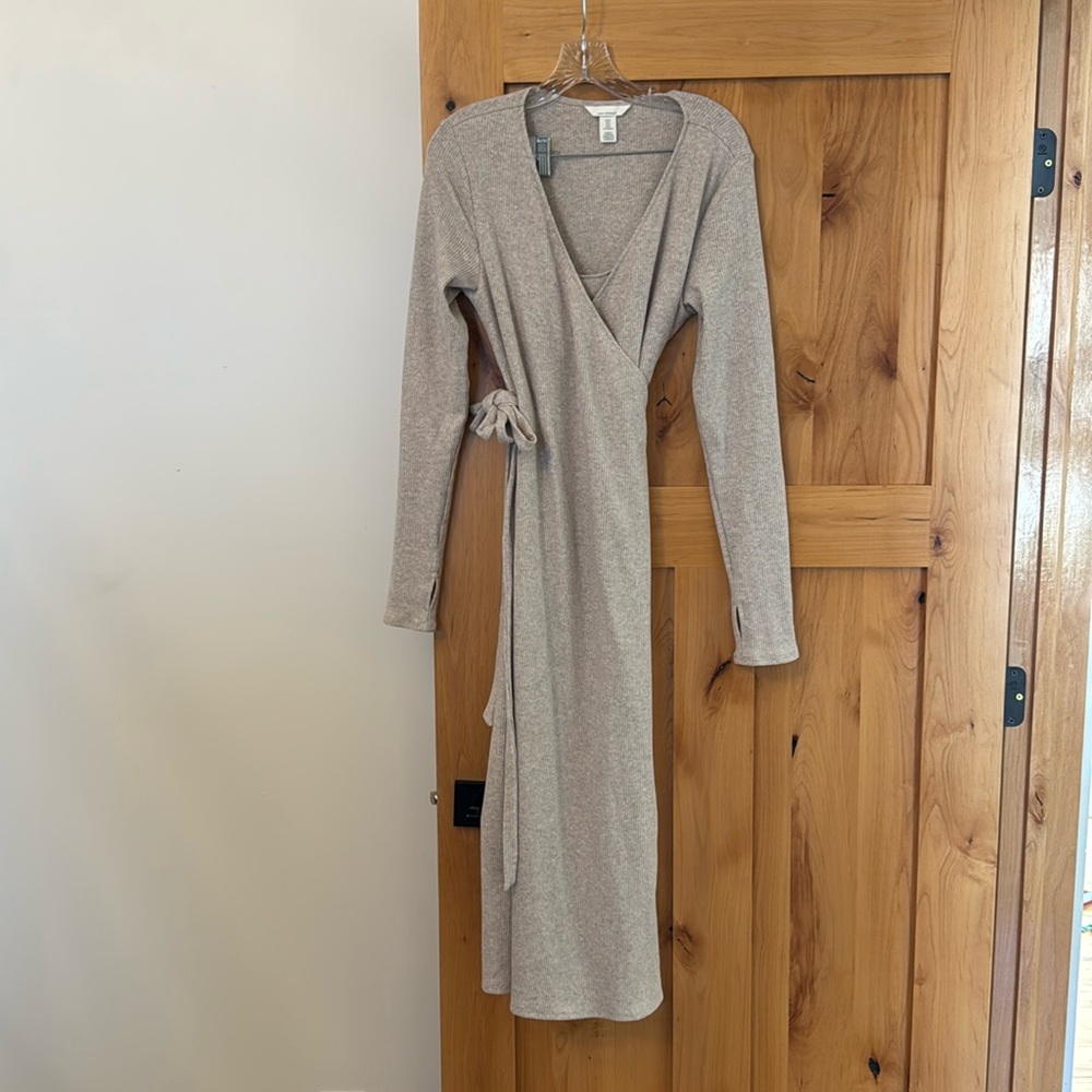 H&M maternity/nursing friendly dress